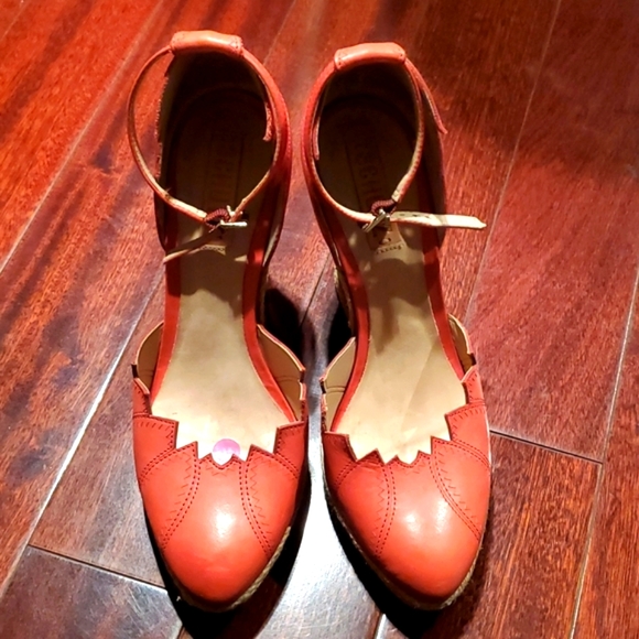 Charles Schultz a nice soft orange color. - Picture 1 of 2